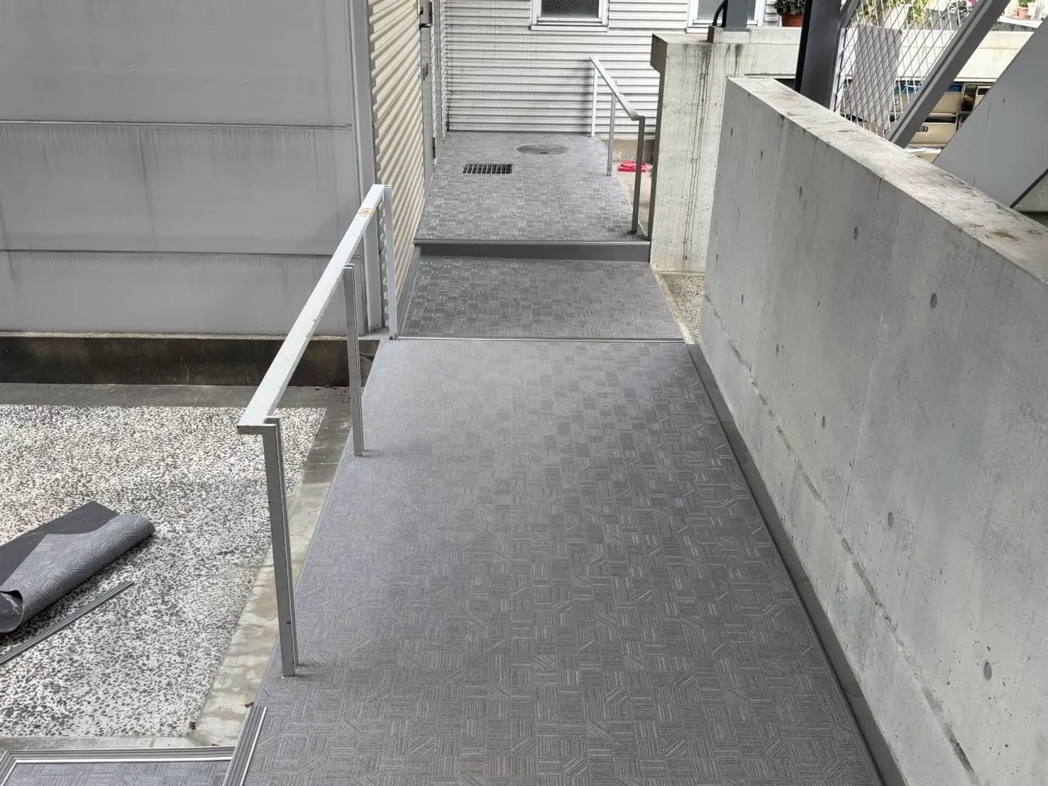 マンション共用廊下の長尺シート張替え工事(茨木市・高槻市)